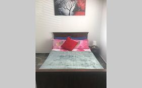Bright, Stylish Studio Flat With Sky Sports